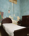 photographie d'Andres Serrano :  Cuba, Bedroom with Jesus, 2012