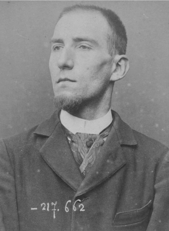 Portrait de Félix Fénéon pris peu après son arrestation, soupçonné d'être l'auteur d'un attentat anarchiste, en avril 1894